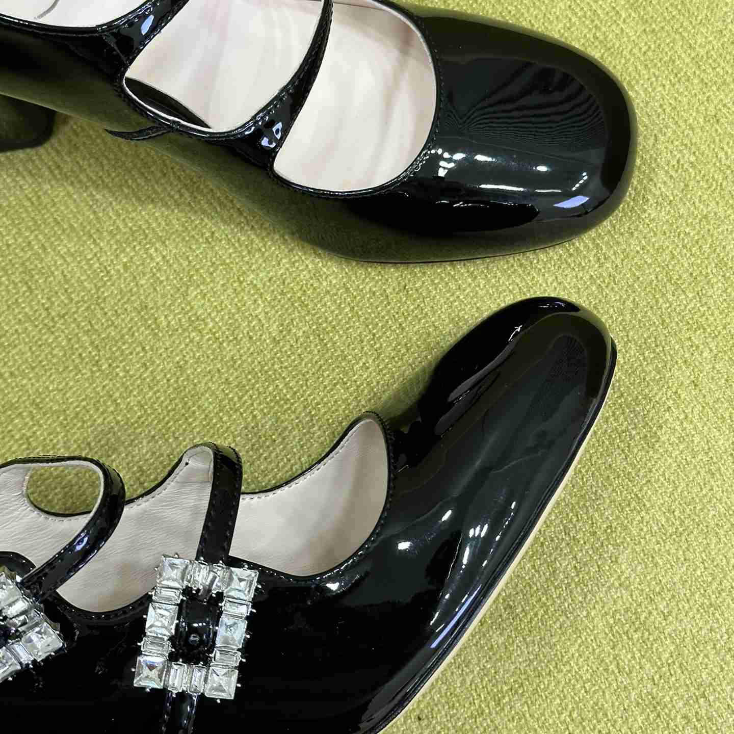Roger Vivier Trés Vivier Strass Buckle Mini Babies Pumps in Patent Leather - DopestKickz