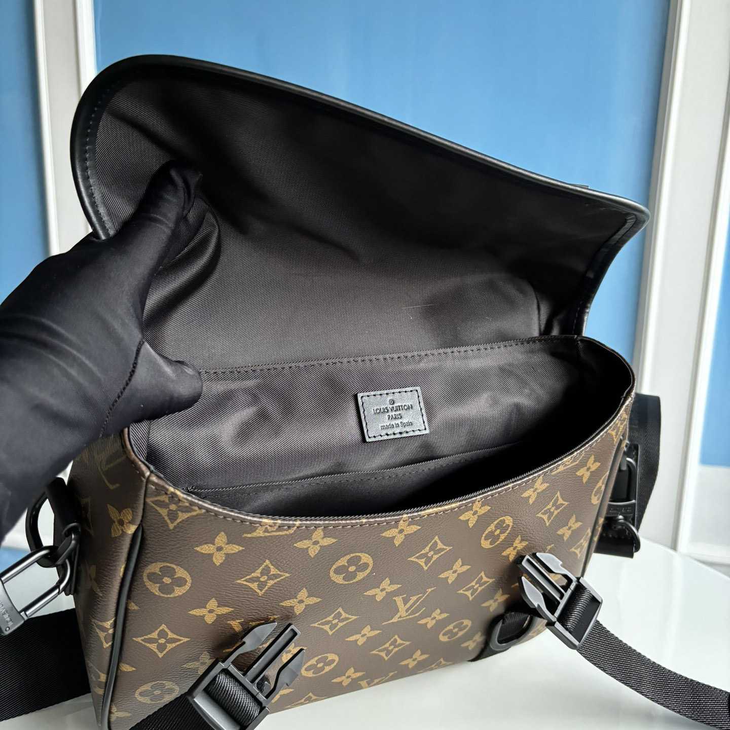 Louis Vuitton LV Trail Messenger          M46972 - DopestKickz