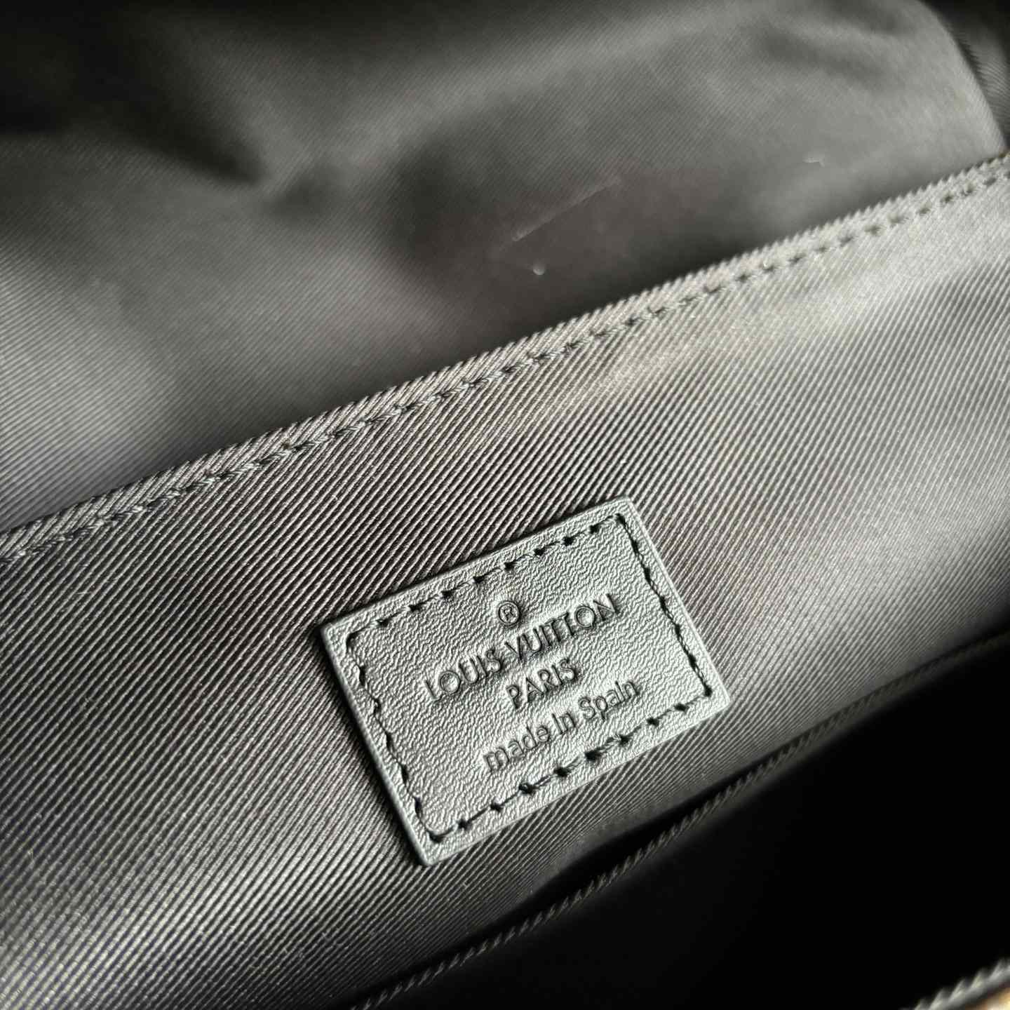 Louis Vuitton LV Trail Messenger          M46972 - DopestKickz