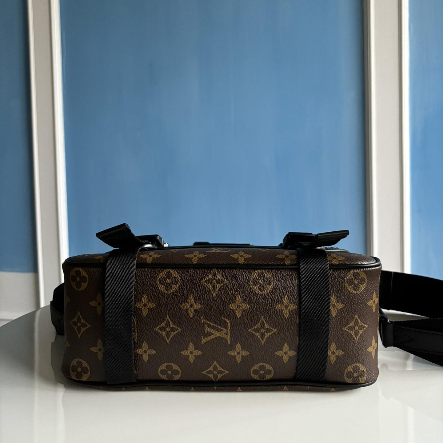 Louis Vuitton LV Trail Messenger          M46972 - DopestKickz
