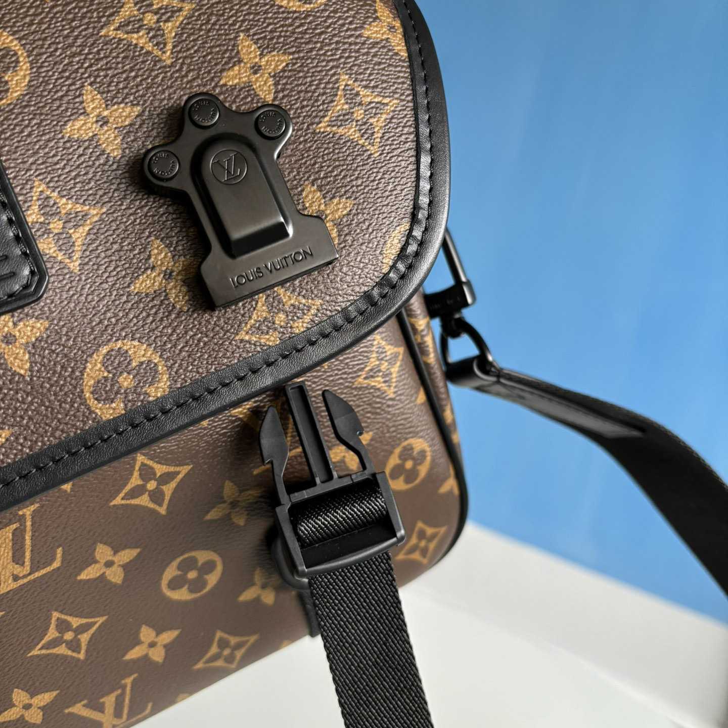 Louis Vuitton LV Trail Messenger          M46972 - DopestKickz