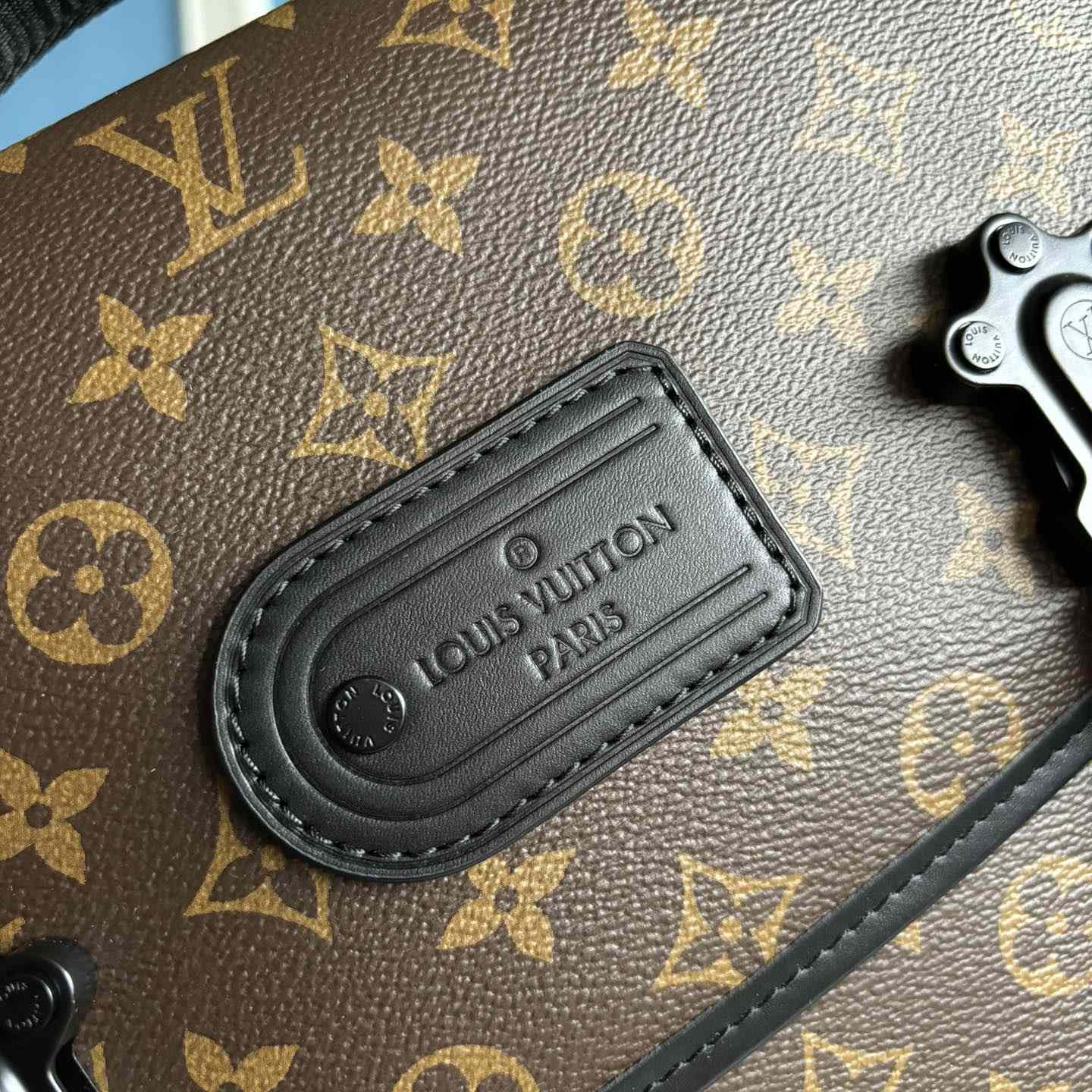 Louis Vuitton LV Trail Messenger          M46972 - DopestKickz