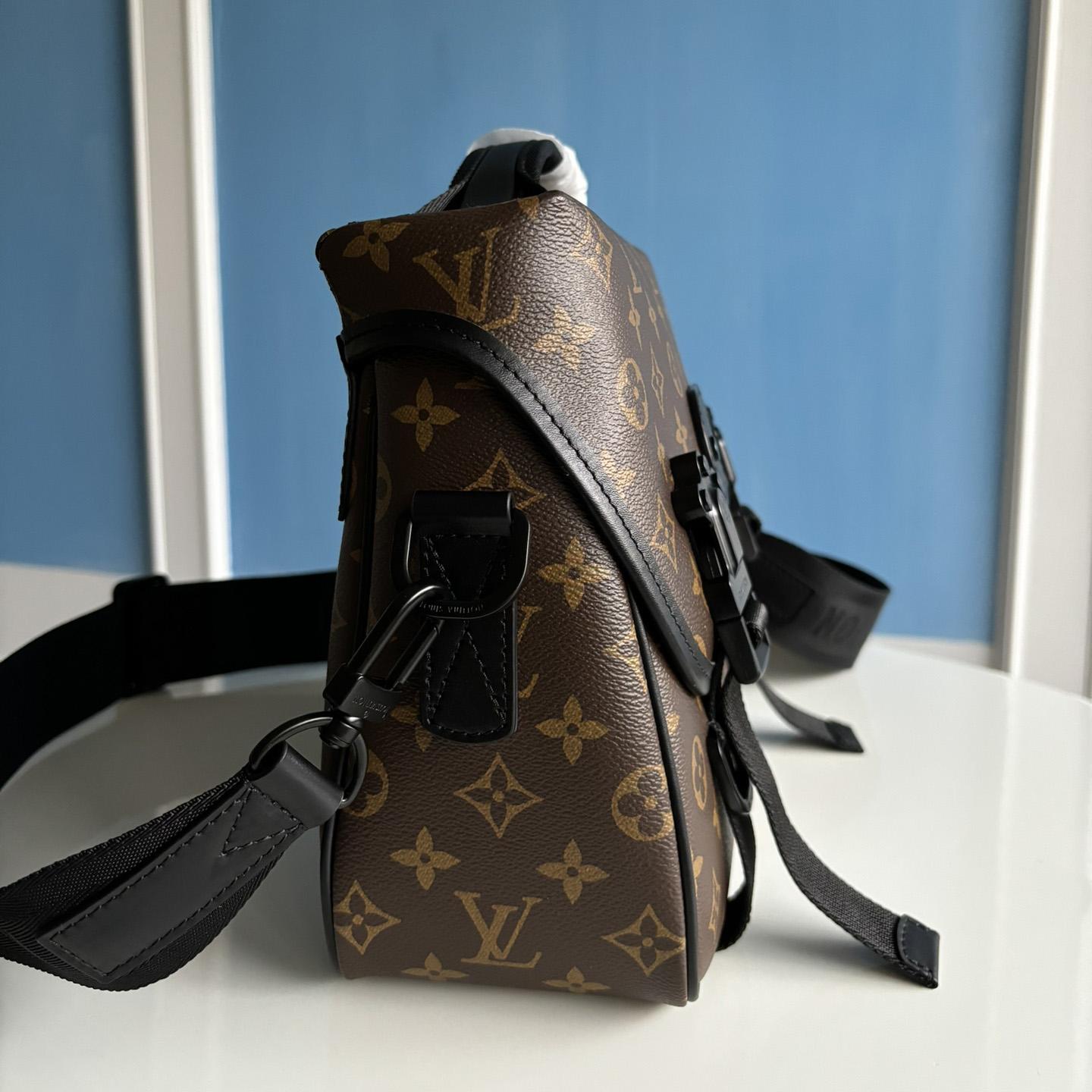 Louis Vuitton LV Trail Messenger          M46972 - DopestKickz