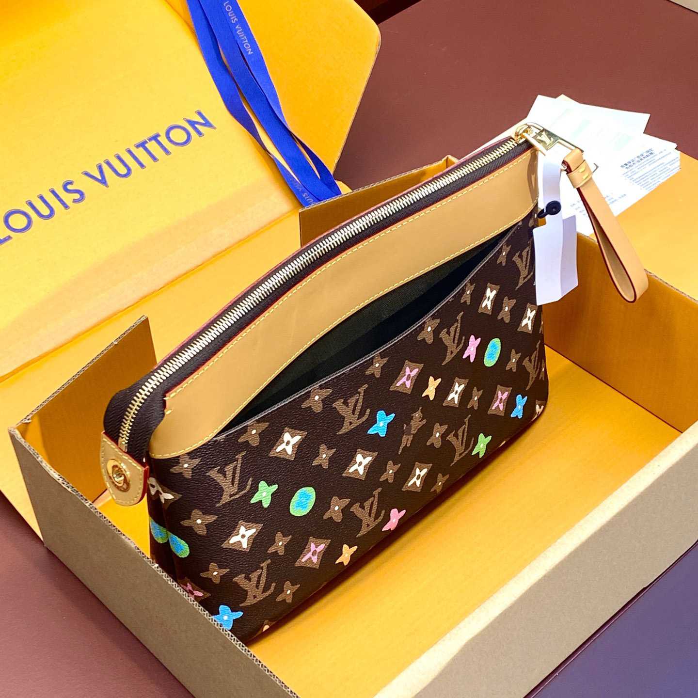 Louis Vuitton Pochette Voyage Souple    M83568 - DopestKickz