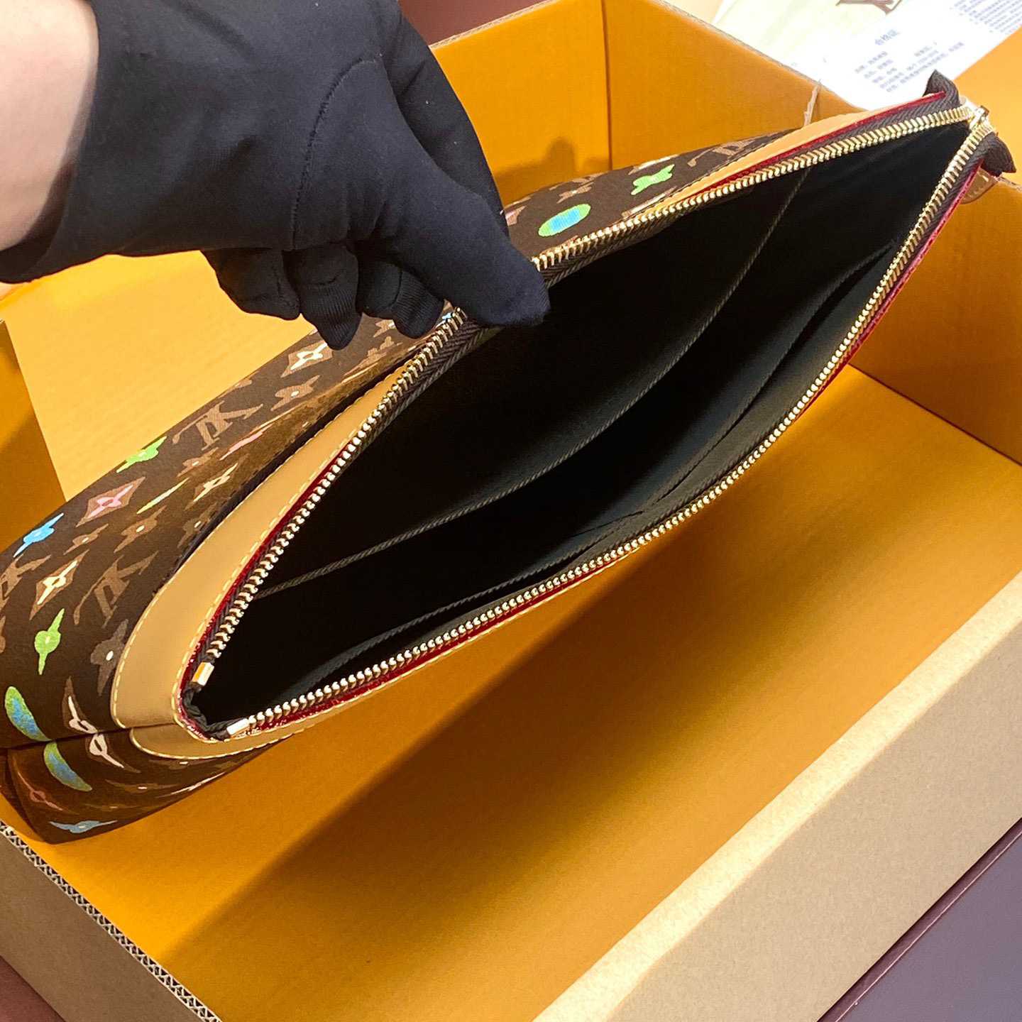 Louis Vuitton Pochette Voyage Souple    M83568 - DopestKickz