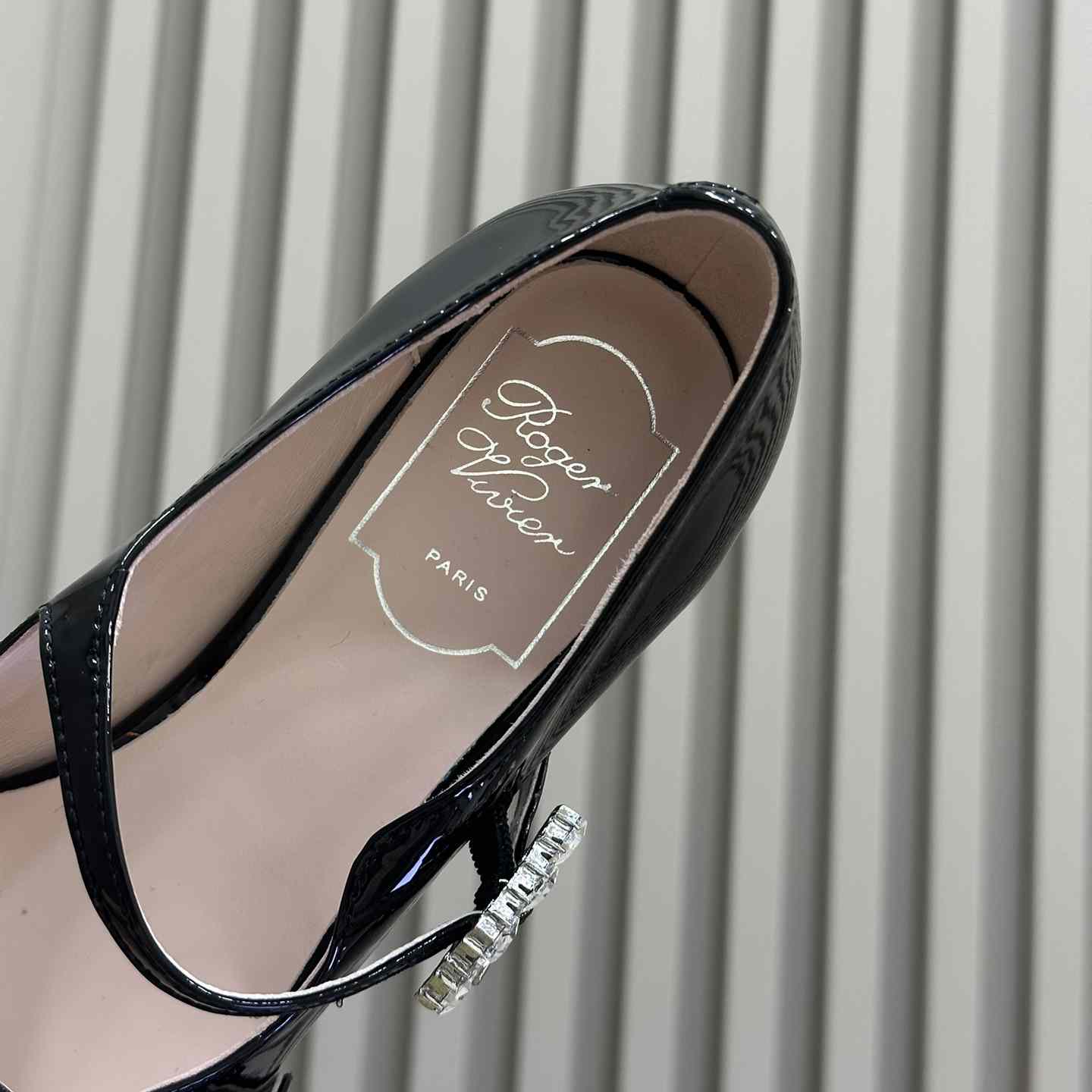 Roger Vivier Trés Vivier Strass Buckle Mini Babies Ballerinas in Patent Leather - DopestKickz