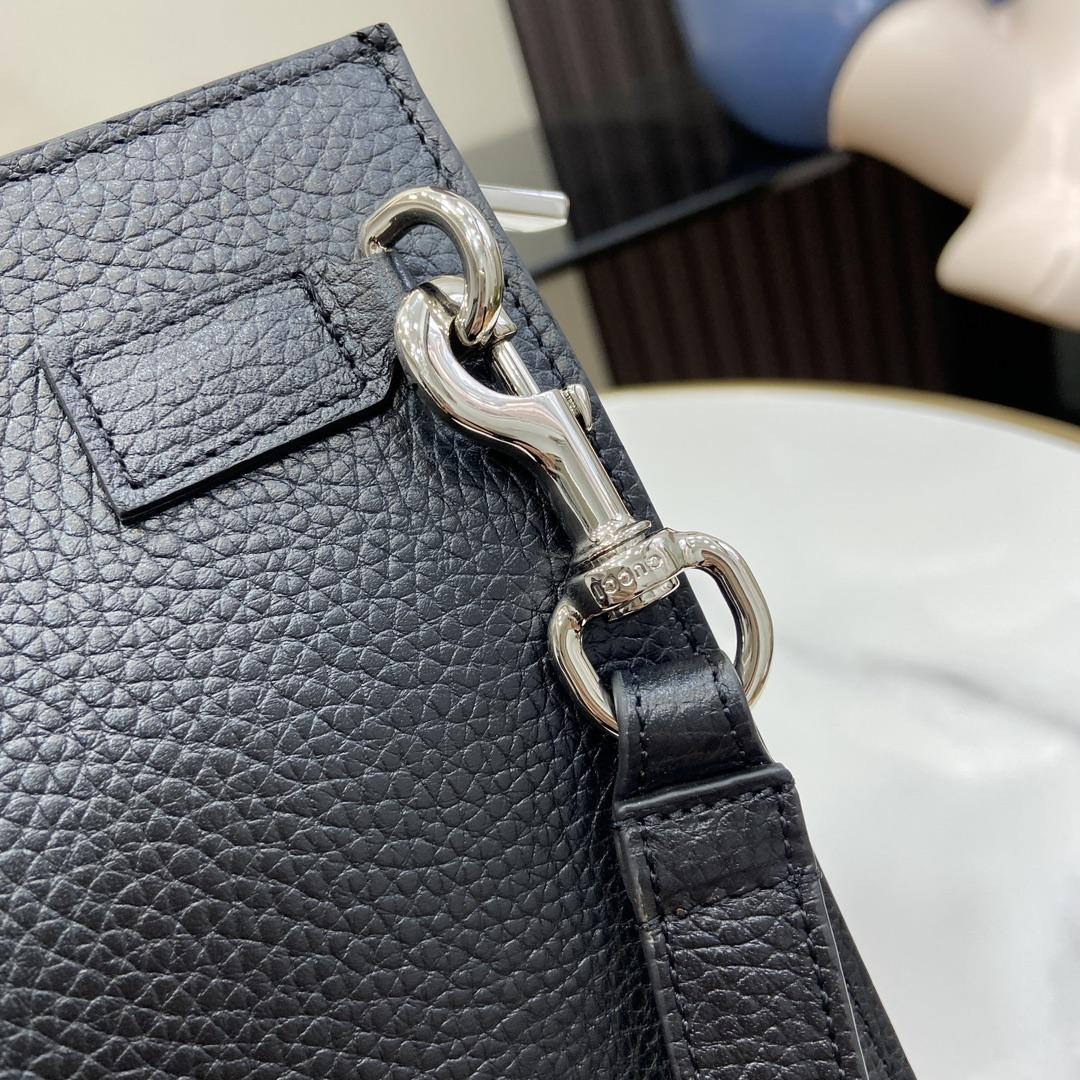 Gucci Pouch With Gucci Logo - DopestKickz