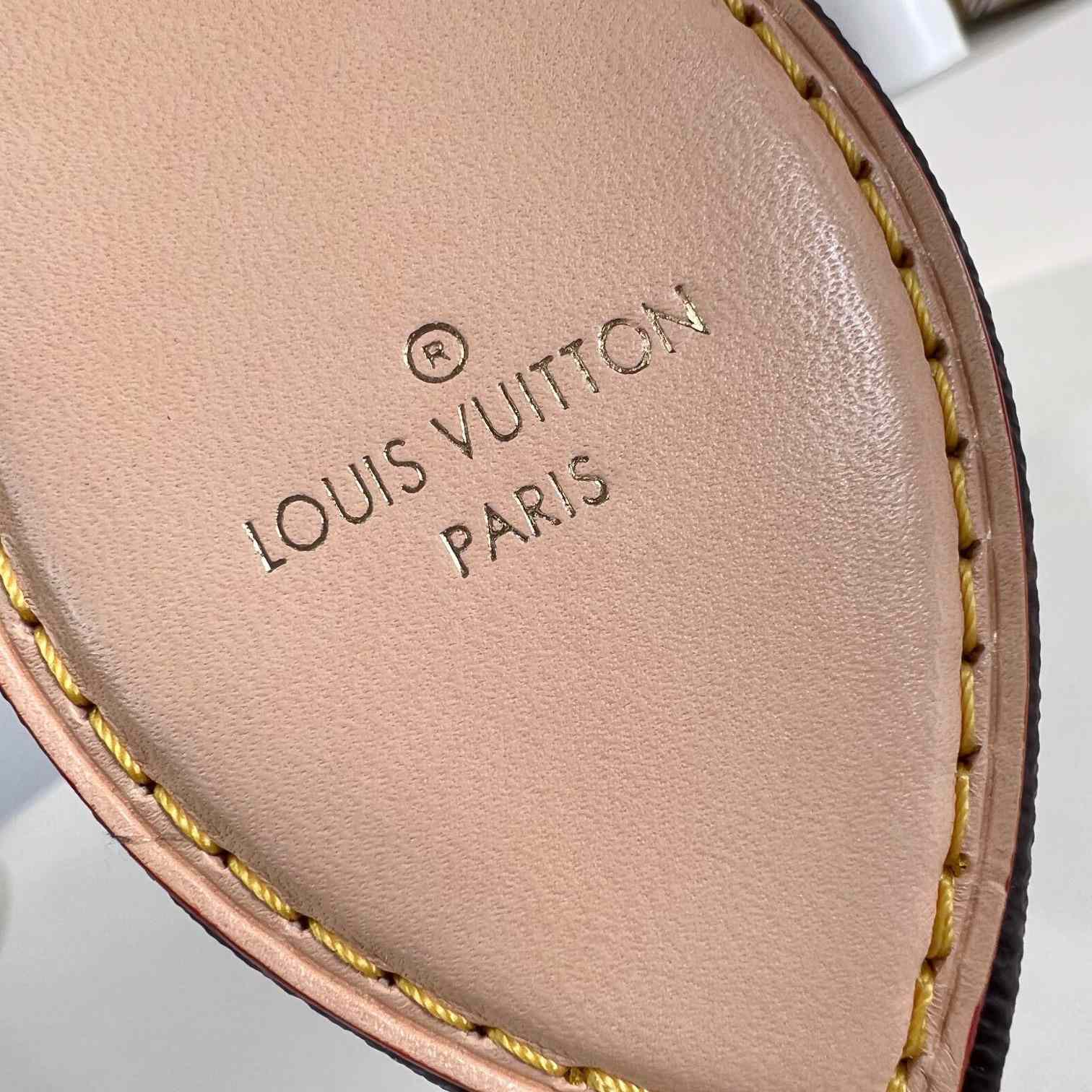 Louis Vuitton Pochette Tirette   M47123 - DopestKickz