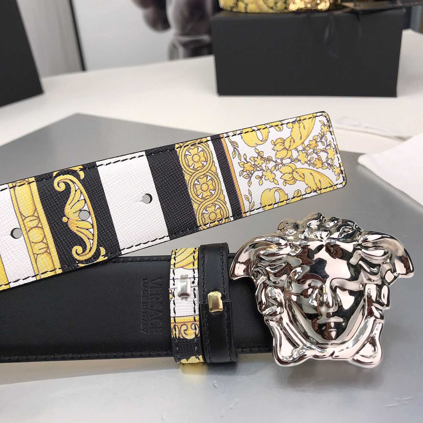 Versace Barocco Reversible LeatherBelt    40mm - DopestKickz