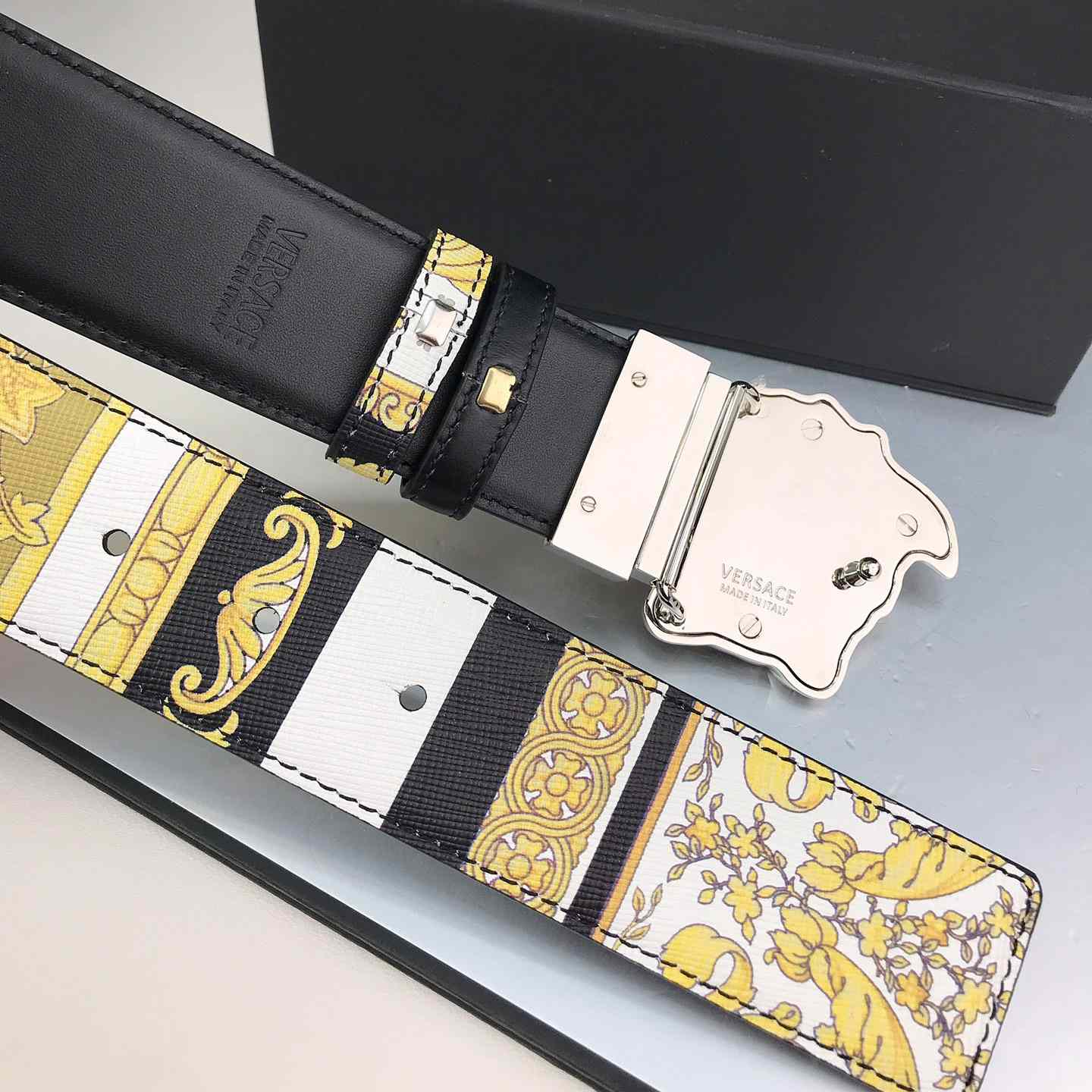 Versace Barocco Reversible LeatherBelt    40mm - DopestKickz