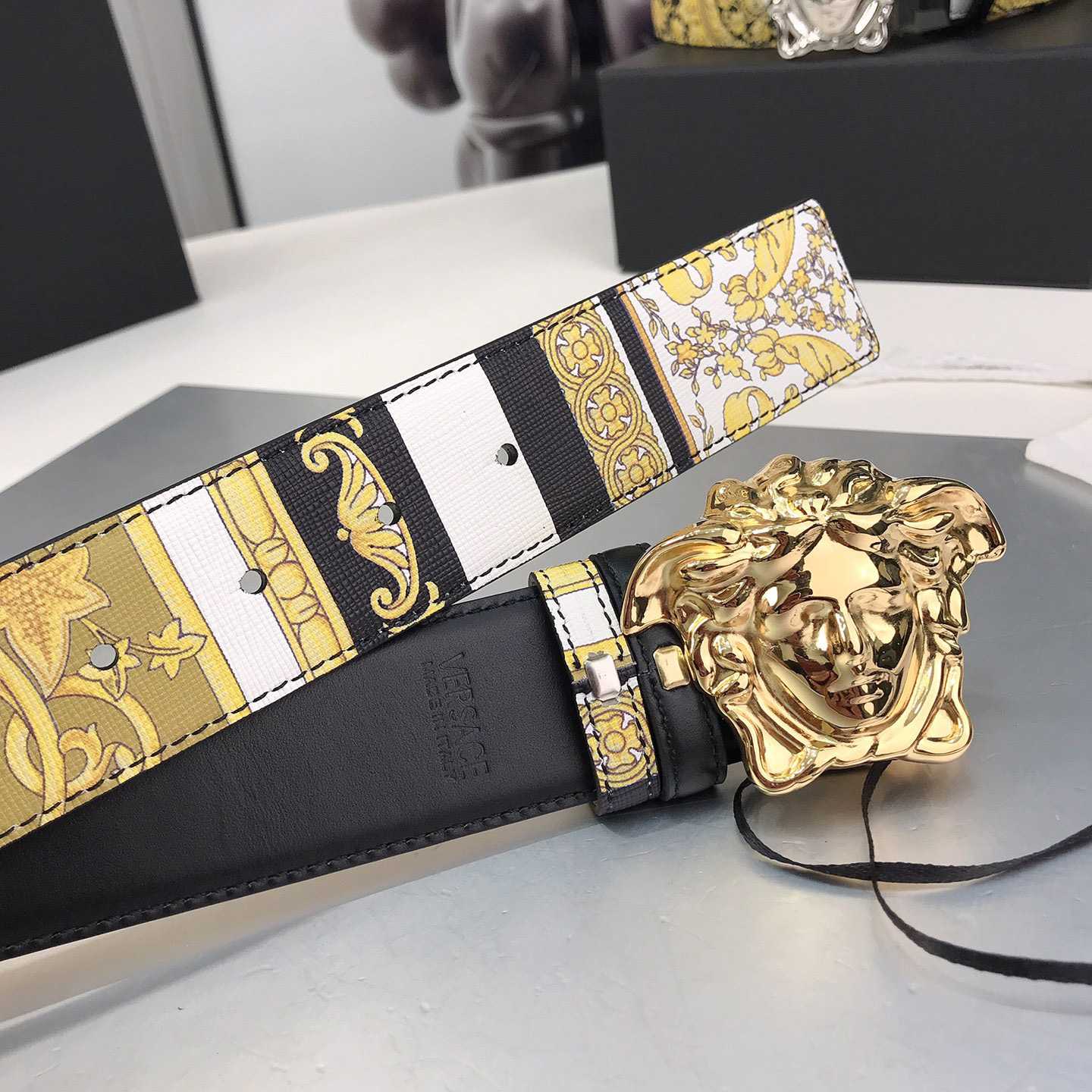 Versace Barocco Reversible LeatherBelt    40mm - DopestKickz