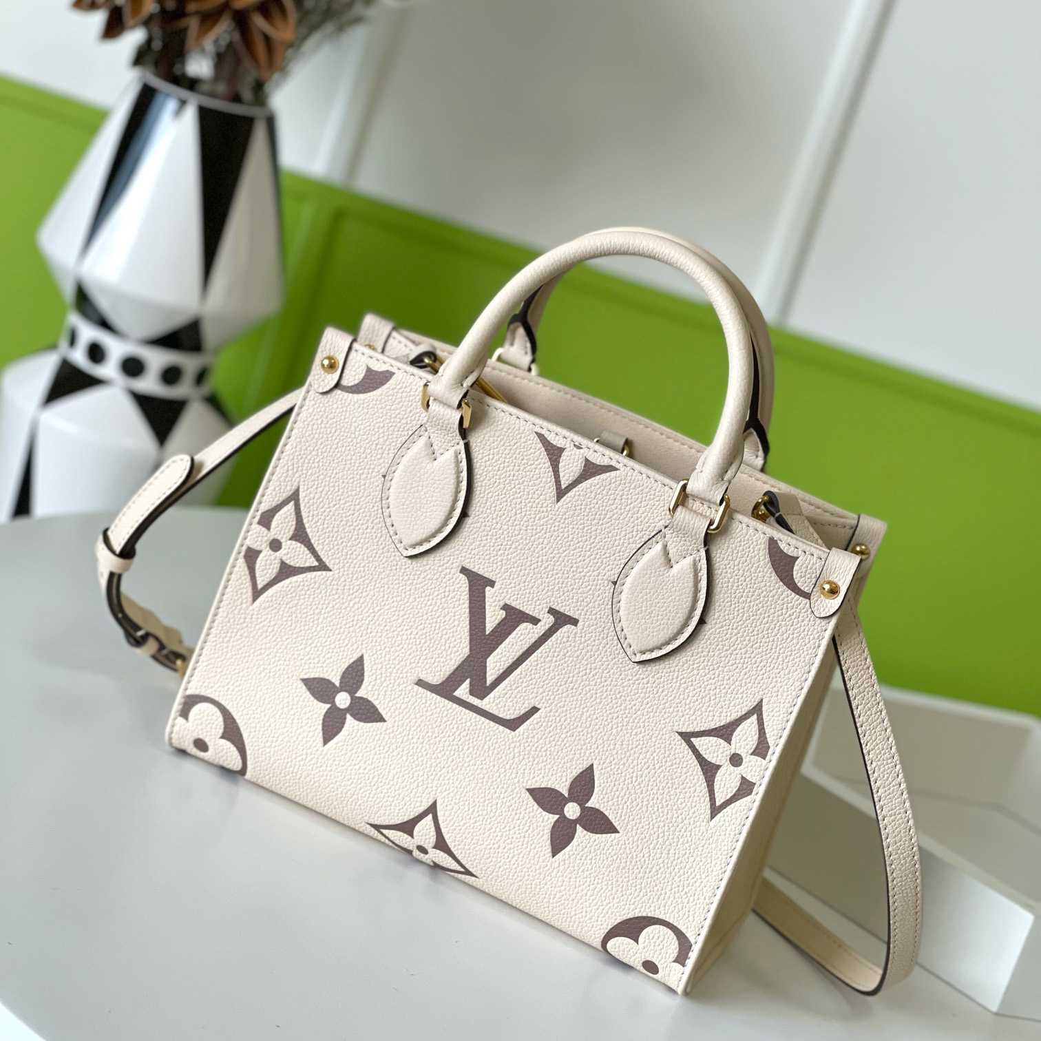 Louis Vuitton OnTheGo   M45654   25-19-11.5cm - DopestKickz