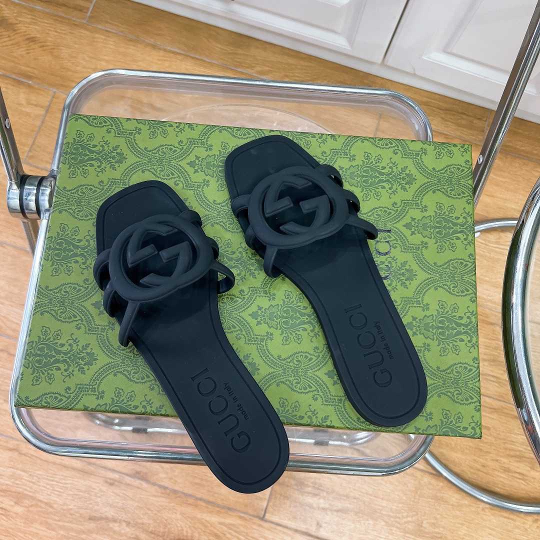 Gucci Women's Interlocking G Slide Sandal - DopestKickz