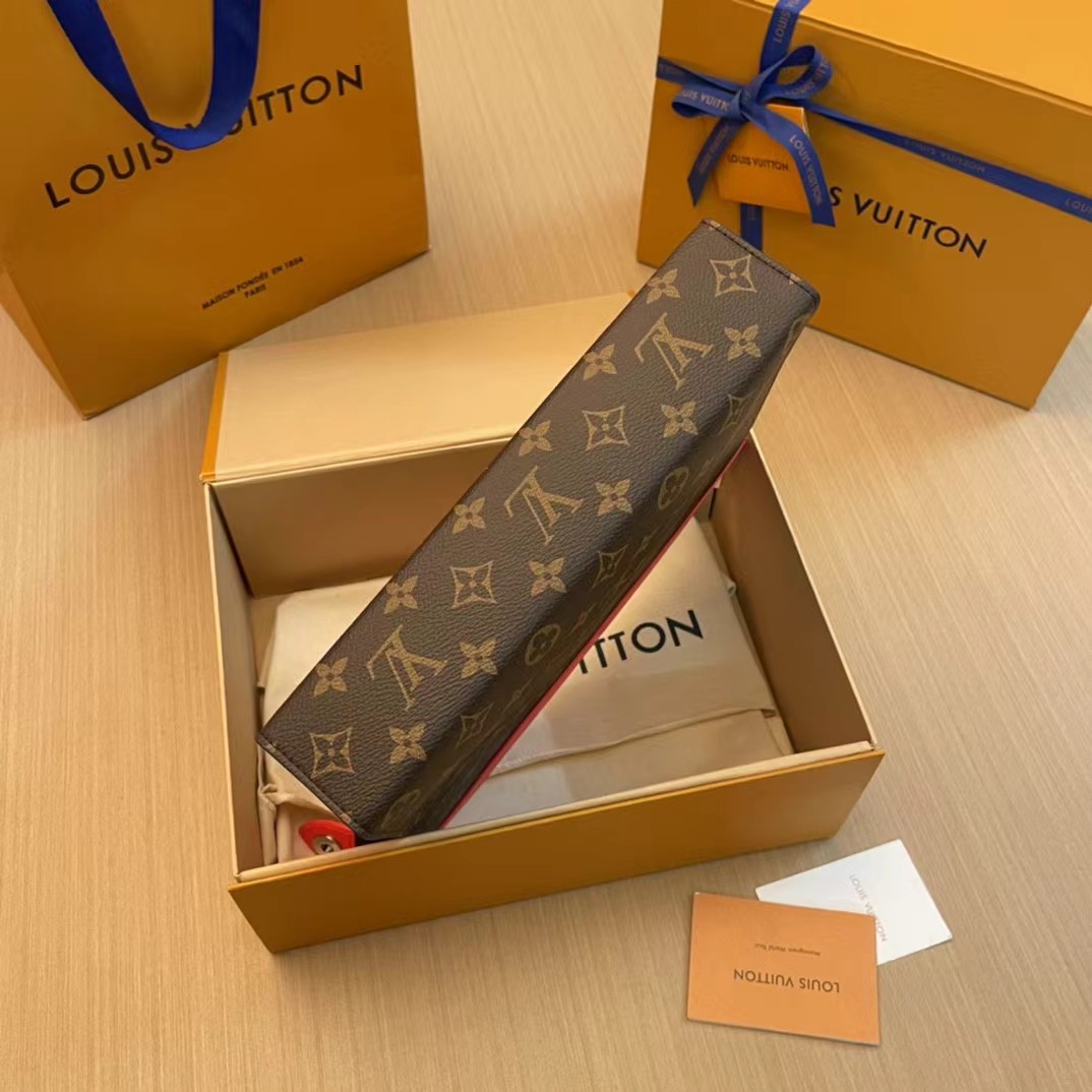 Louis Vuitton Pochette Voyage MM  M82855 - DopestKickz