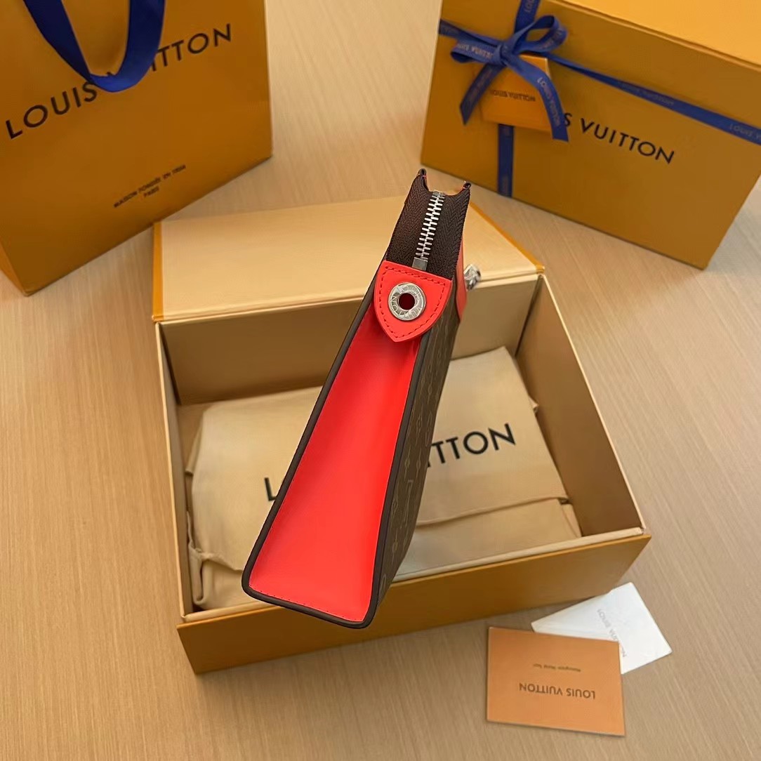 Louis Vuitton Pochette Voyage MM  M82855 - DopestKickz