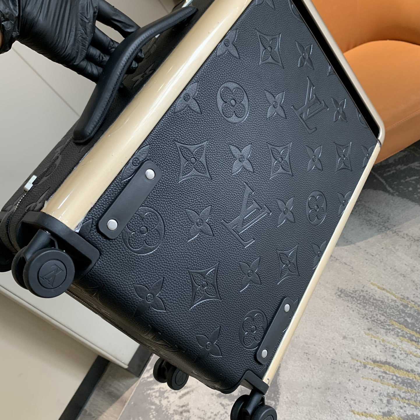 Louis Vuitton Horizon （38 x 55x 21 cm ） - DopestKickz