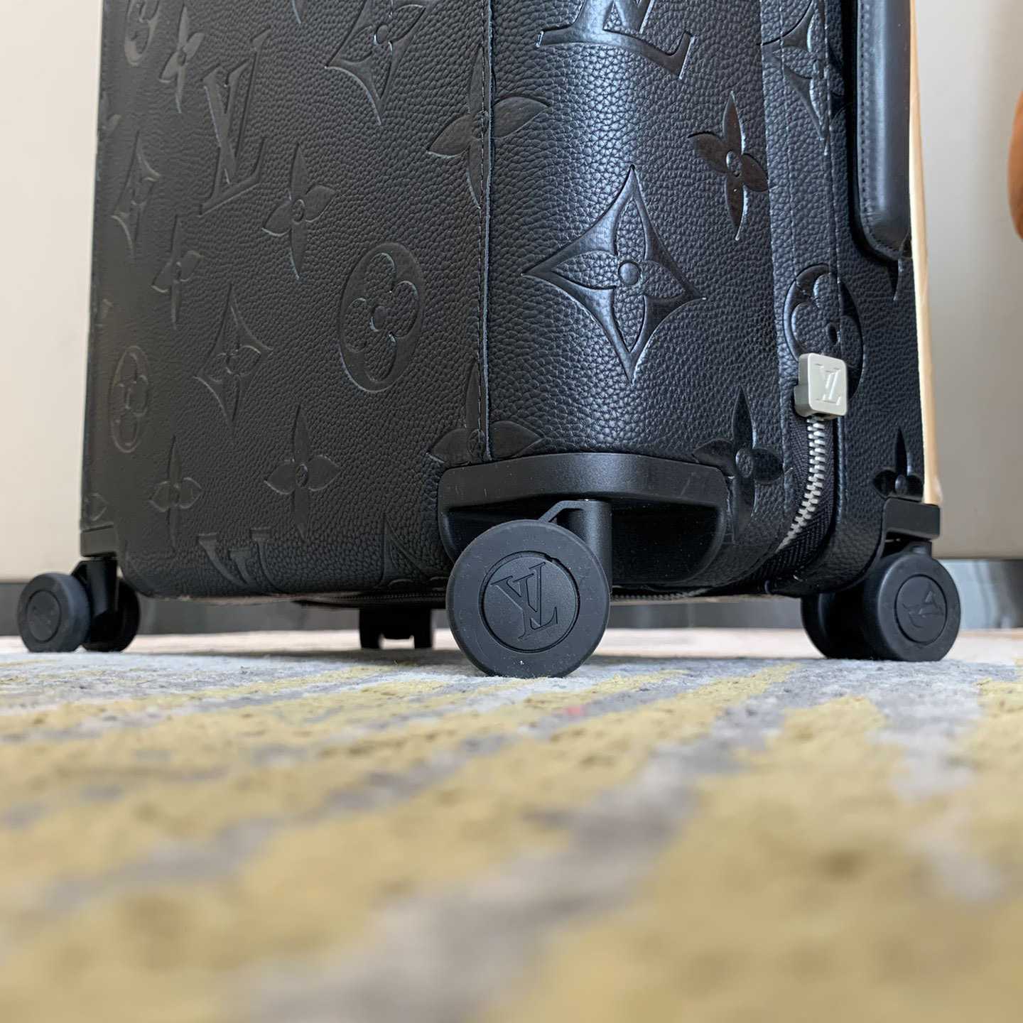 Louis Vuitton Horizon （38 x 55x 21 cm ） - DopestKickz