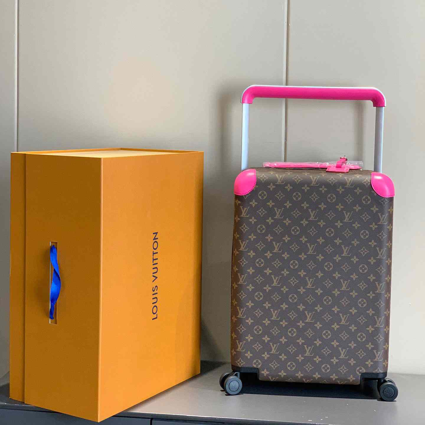 Louis Vuitton Horizon （38 x 55x 21 cm ） - DopestKickz