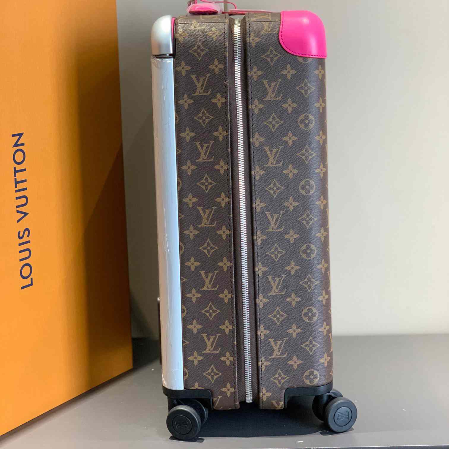 Louis Vuitton Horizon （38 x 55x 21 cm ） - DopestKickz