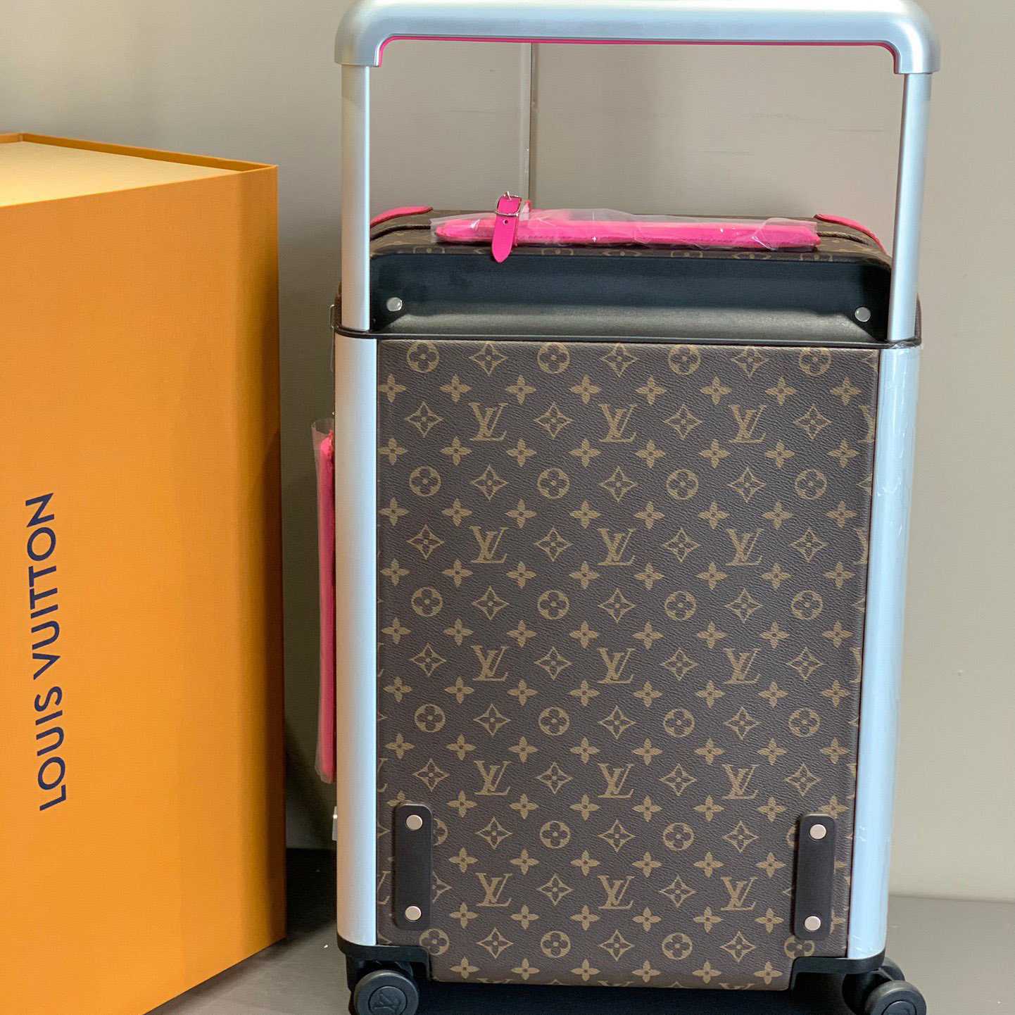 Louis Vuitton Horizon （38 x 55x 21 cm ） - DopestKickz