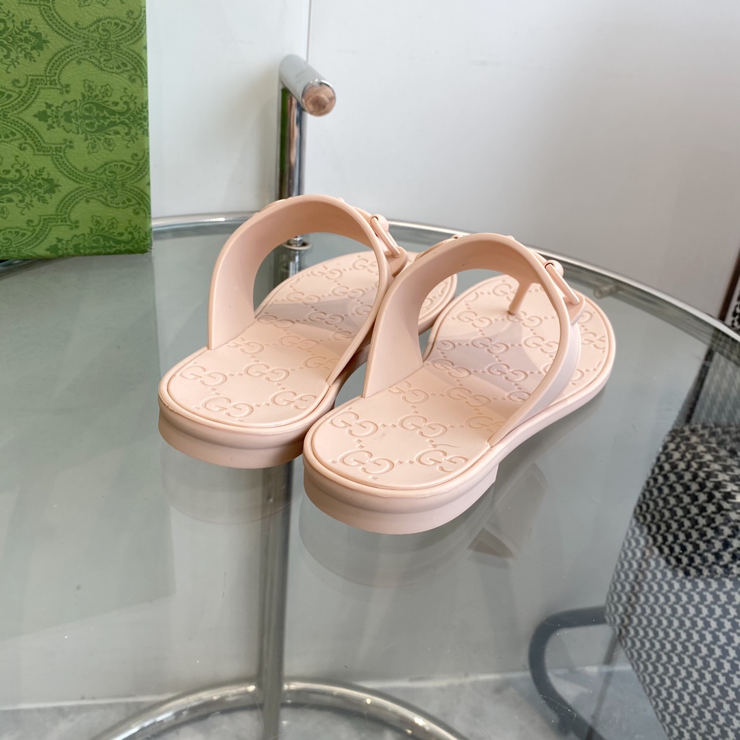 Gucci Women's Thong Sandal With Horsebit  - DopestKickz