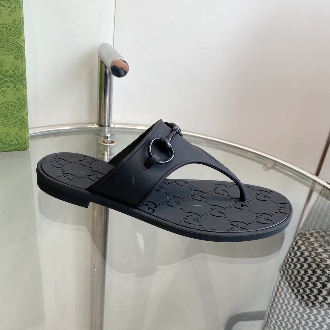 Gucci Women's Thong Sandal With Horsebit  - DopestKickz