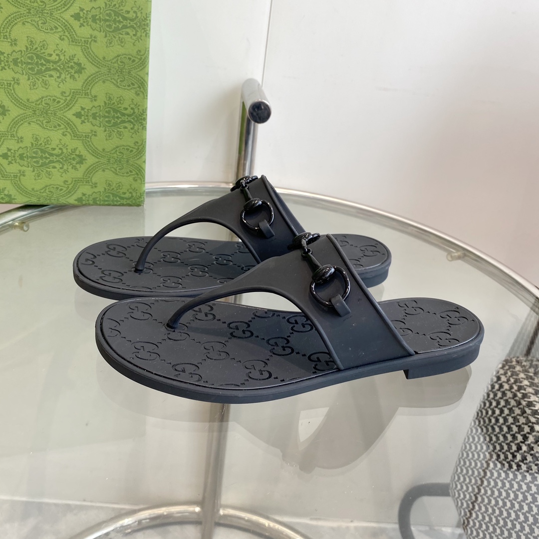 Gucci Women's Thong Sandal With Horsebit  - DopestKickz
