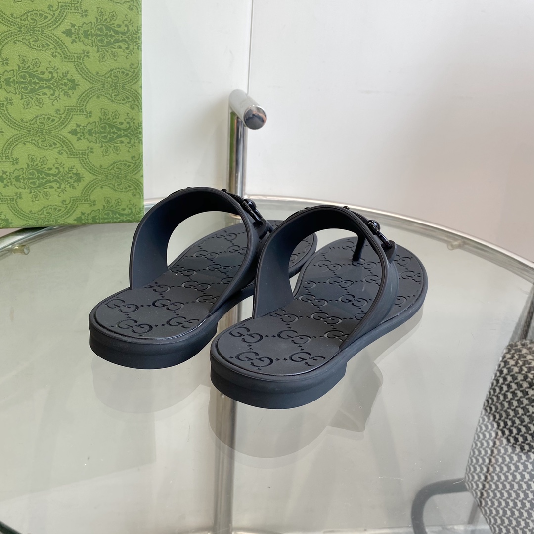 Gucci Women's Thong Sandal With Horsebit  - DopestKickz