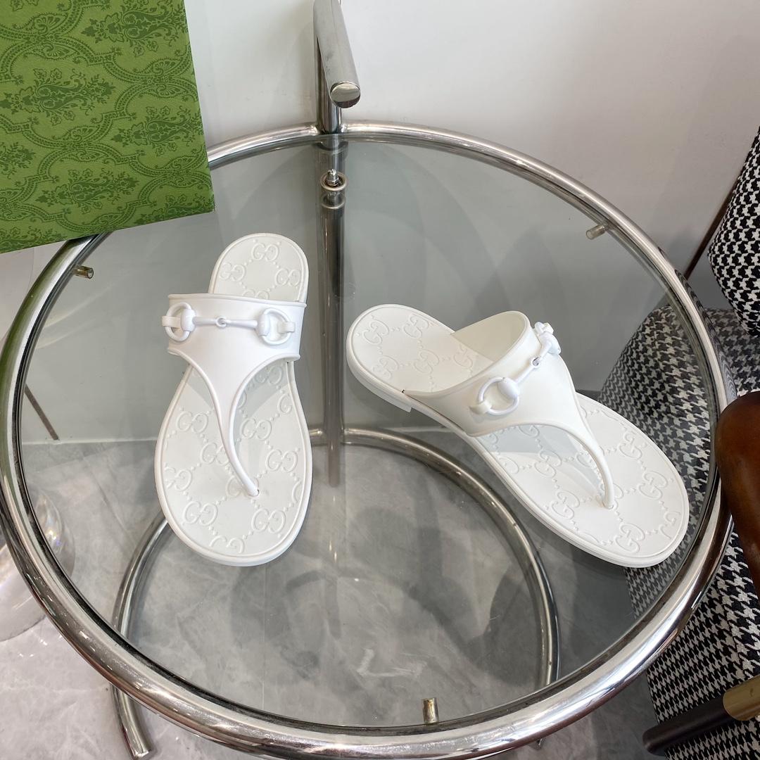 Gucci Women's Thong Sandal With Horsebit  - DopestKickz
