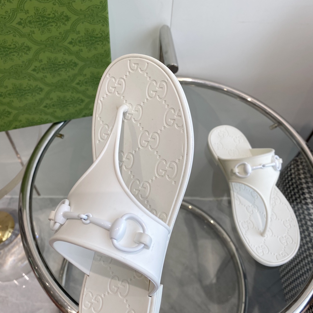 Gucci Women's Thong Sandal With Horsebit  - DopestKickz