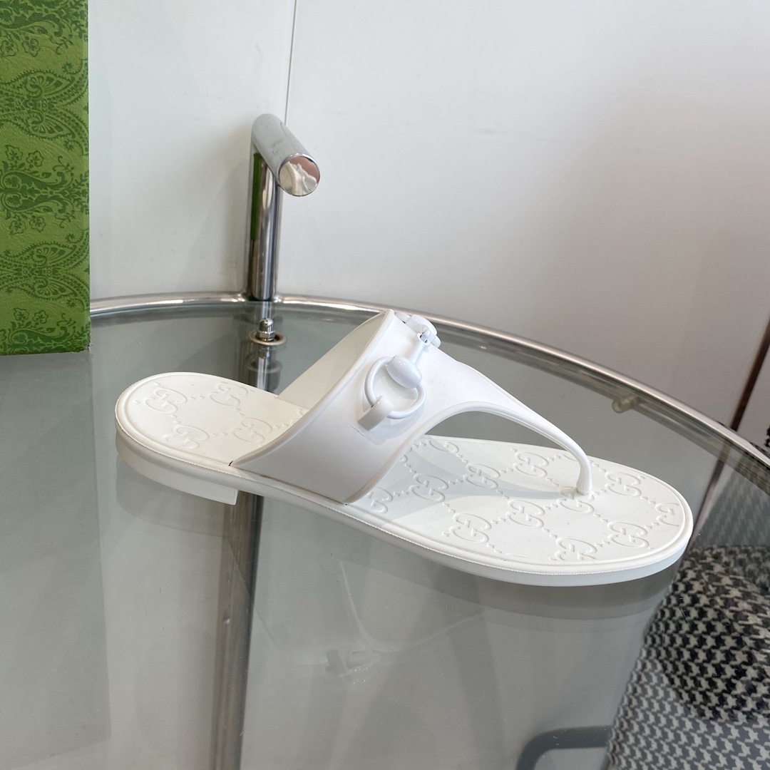 Gucci Women's Thong Sandal With Horsebit  - DopestKickz