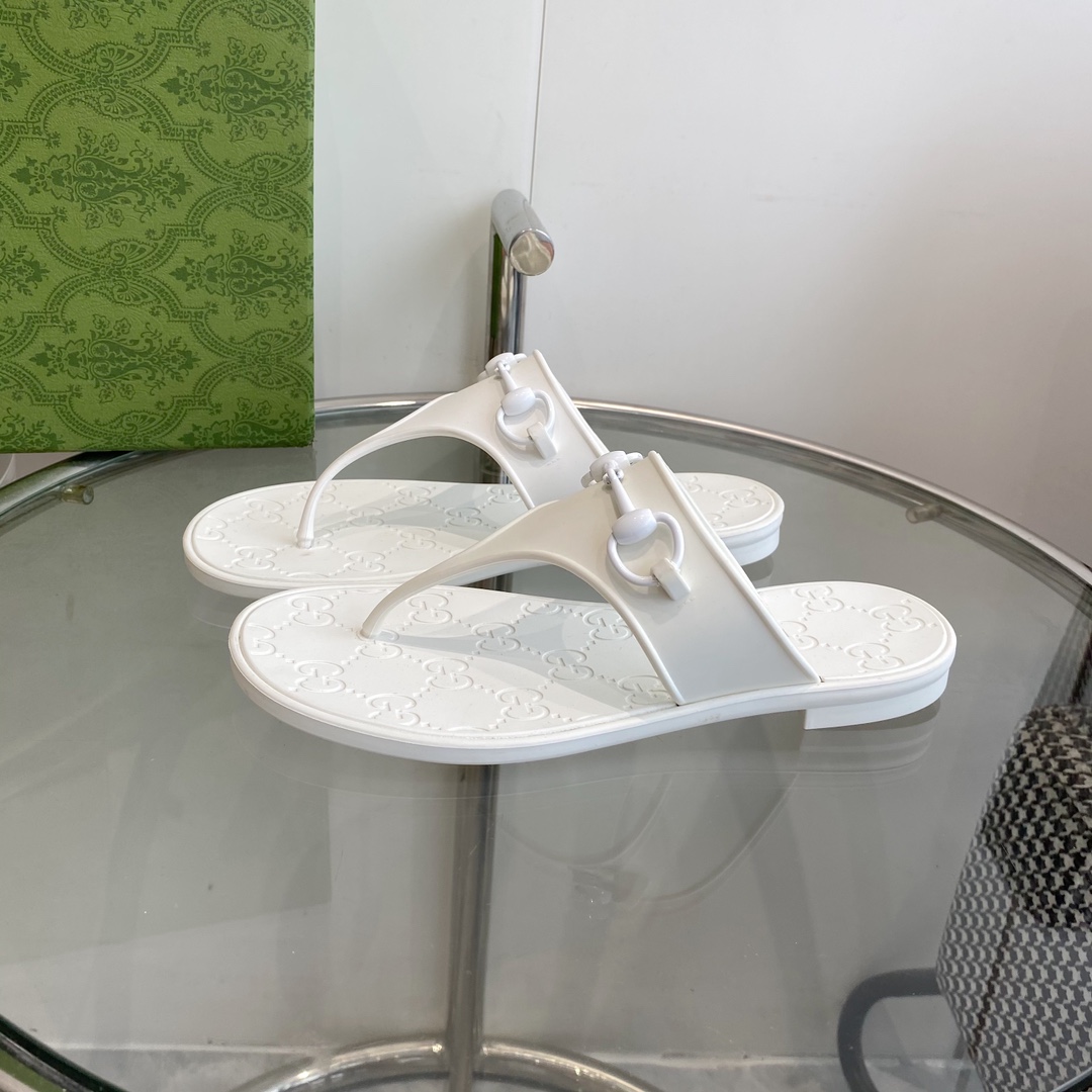 Gucci Women's Thong Sandal With Horsebit  - DopestKickz