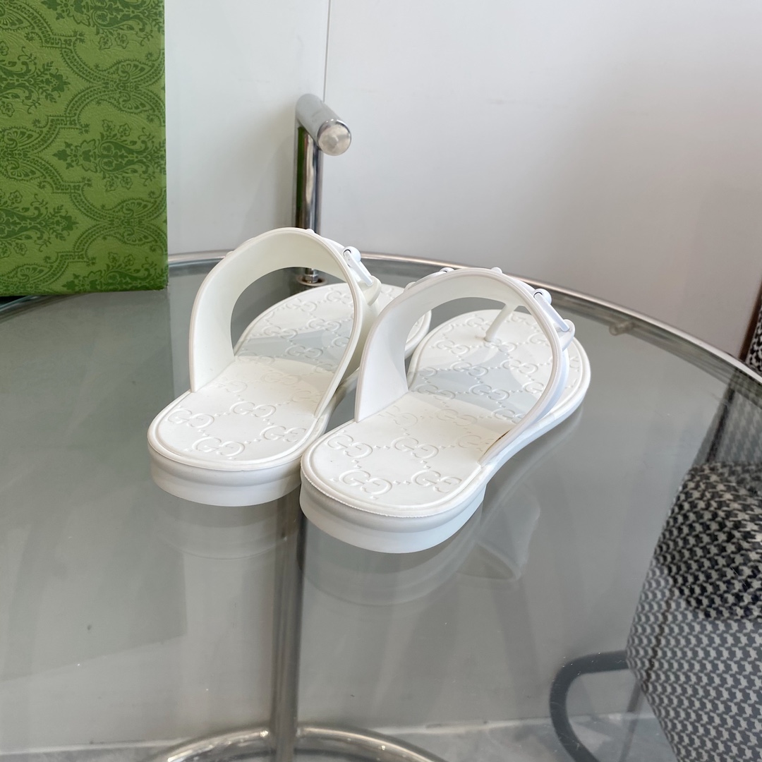 Gucci Women's Thong Sandal With Horsebit  - DopestKickz