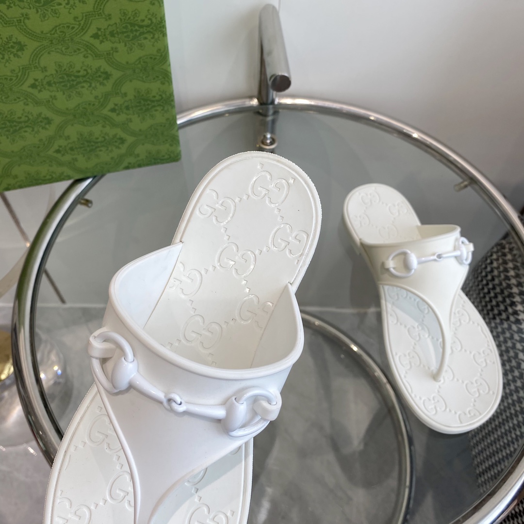 Gucci Women's Thong Sandal With Horsebit  - DopestKickz