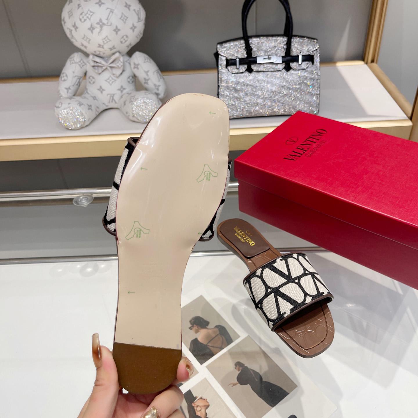 Valenti Garavani VLogo Toile Iconographe Slides - DopestKickz