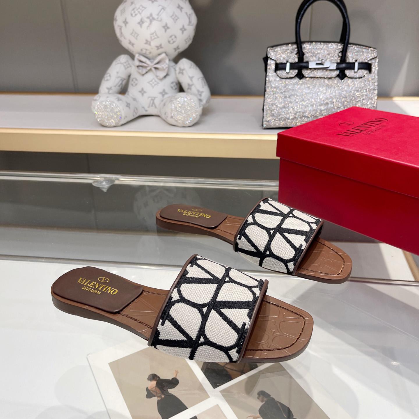 Valenti Garavani VLogo Toile Iconographe Slides - DopestKickz