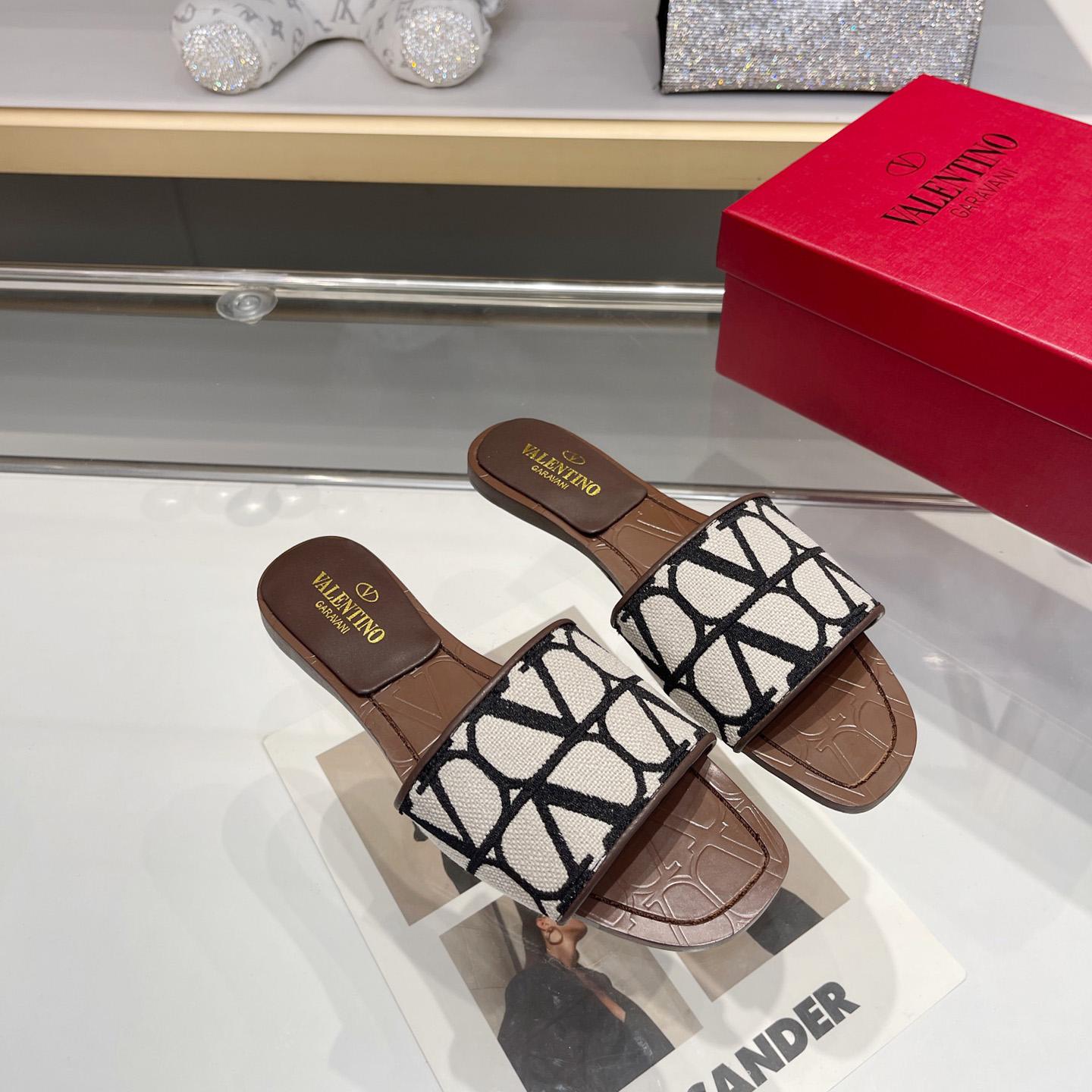 Valenti Garavani VLogo Toile Iconographe Slides - DopestKickz