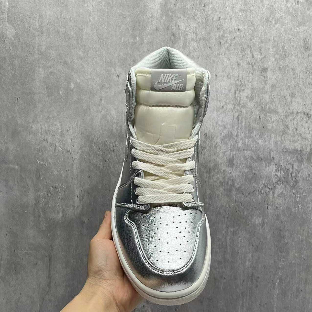 Jordan1 High OG“Chrome” Sneaker    FN7249-001 - DopestKickz