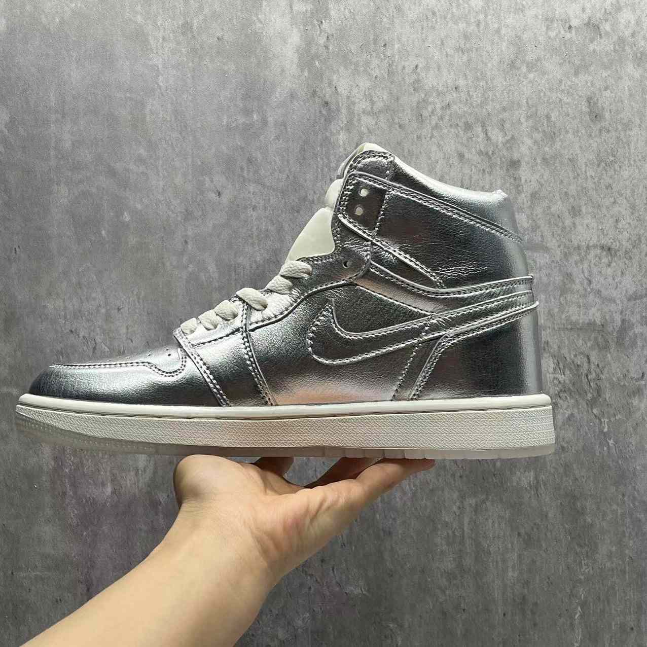 Jordan1 High OG“Chrome” Sneaker    FN7249-001 - DopestKickz