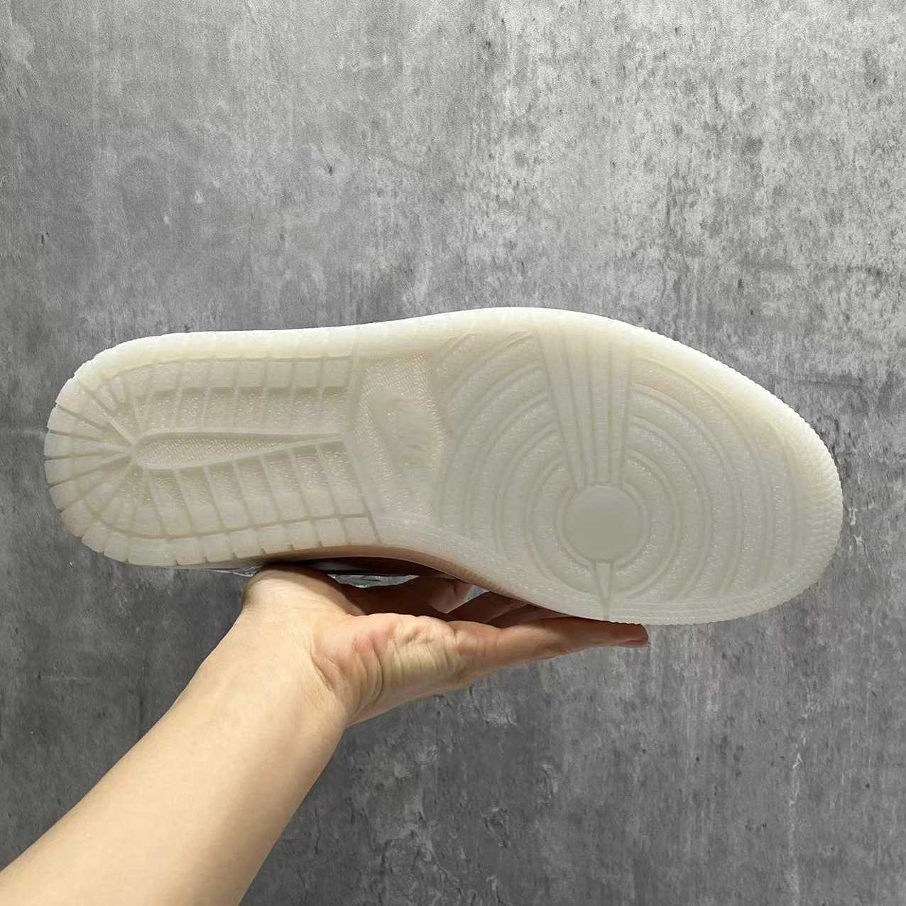 Jordan1 High OG“Chrome” Sneaker    FN7249-001 - DopestKickz