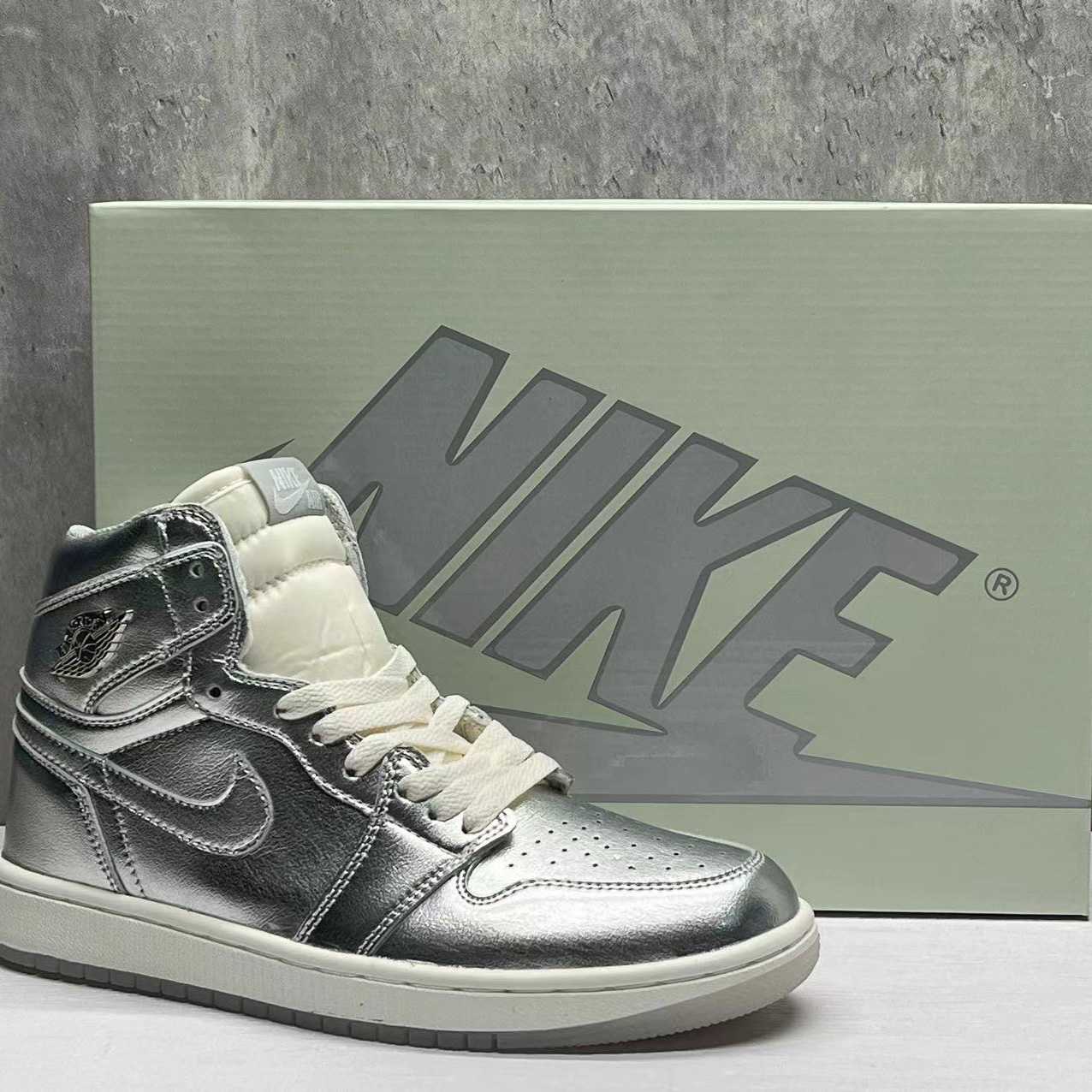 Jordan1 High OG“Chrome” Sneaker    FN7249-001 - DopestKickz