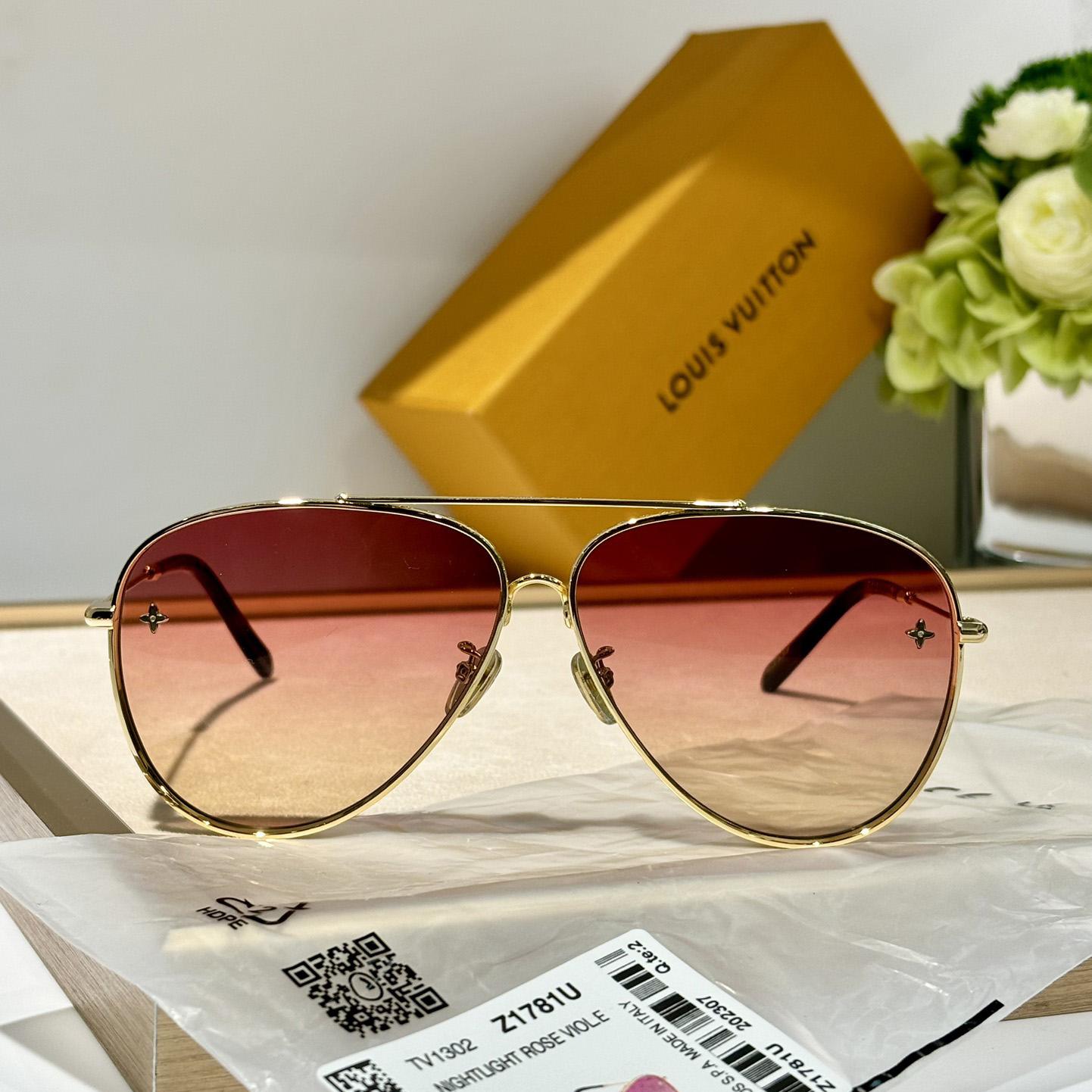 Louis Vuitton The LV Pilot Sunglasses   Z1621U - DopestKickz