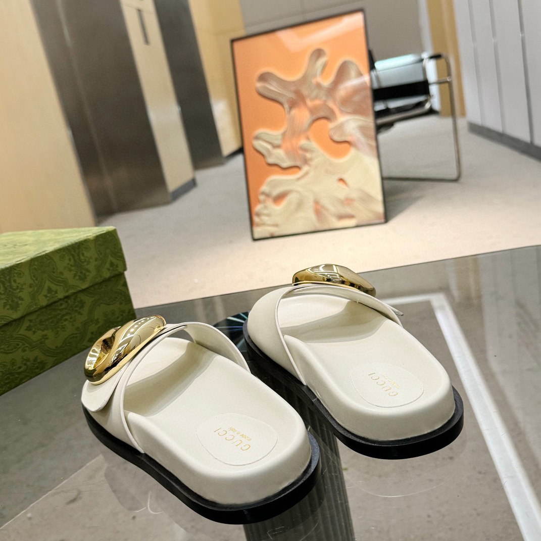 Gucci Women's Marina Chain Slide Sandal - DopestKickz