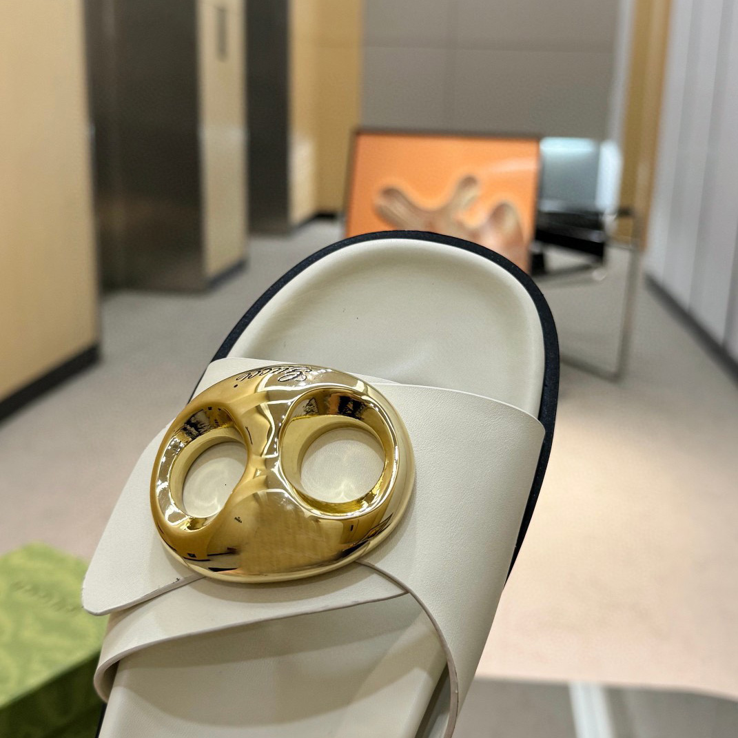 Gucci Women's Marina Chain Slide Sandal - DopestKickz