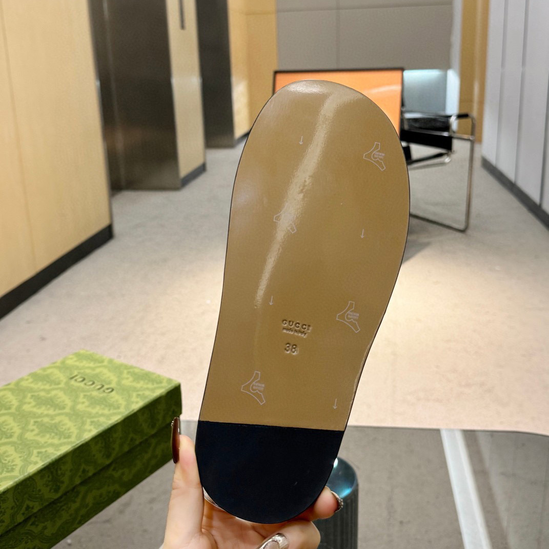 Gucci Women's Marina Chain Slide Sandal - DopestKickz