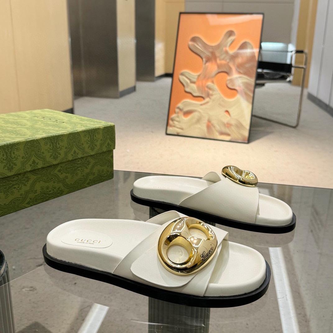 Gucci Women's Marina Chain Slide Sandal - DopestKickz