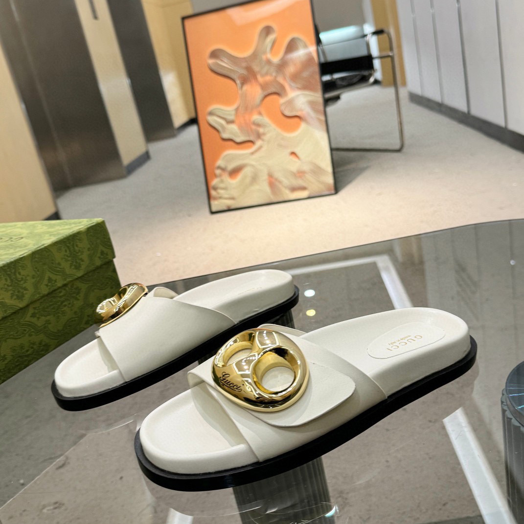 Gucci Women's Marina Chain Slide Sandal - DopestKickz