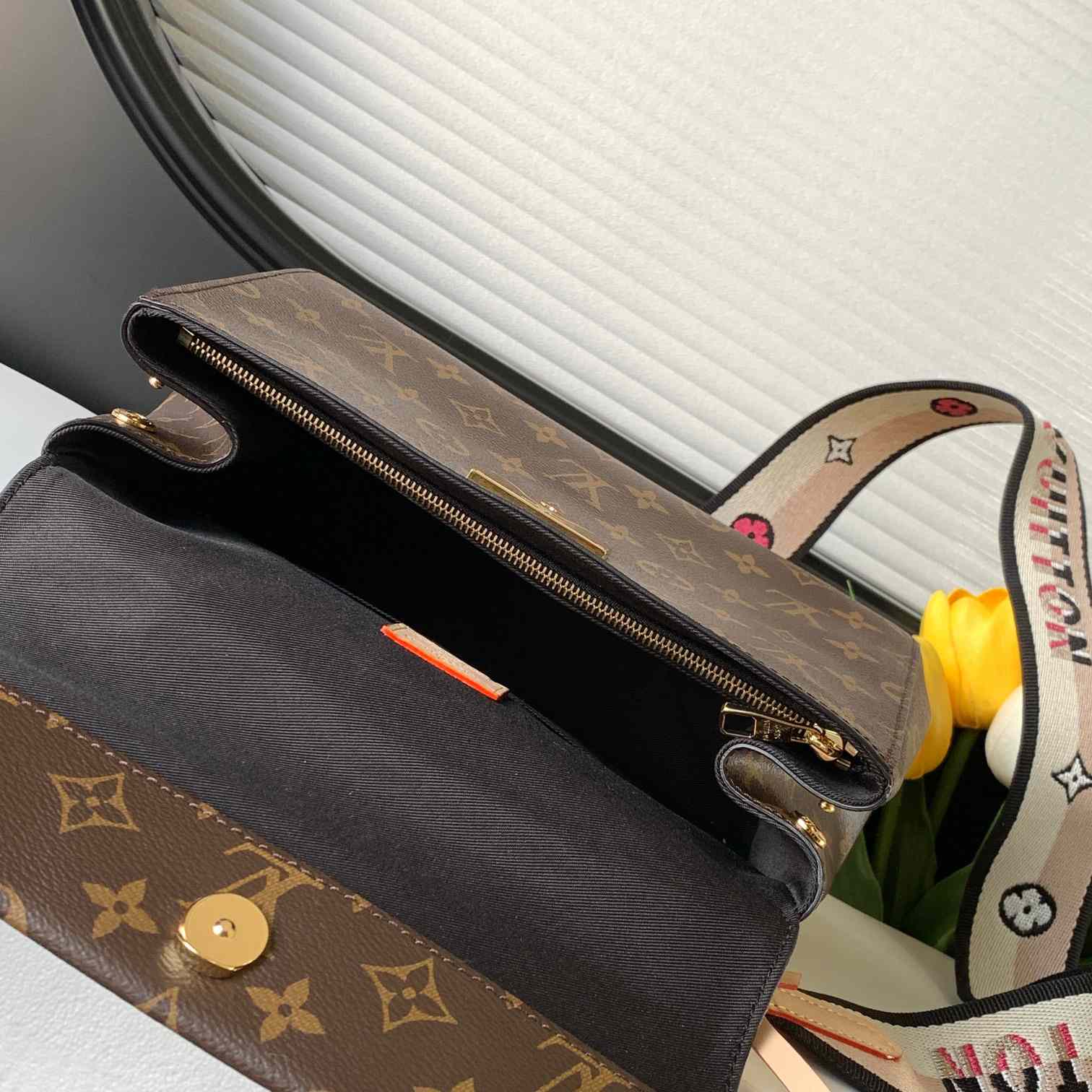 Louis Vuitton Cluny BB  M46372 - DopestKickz