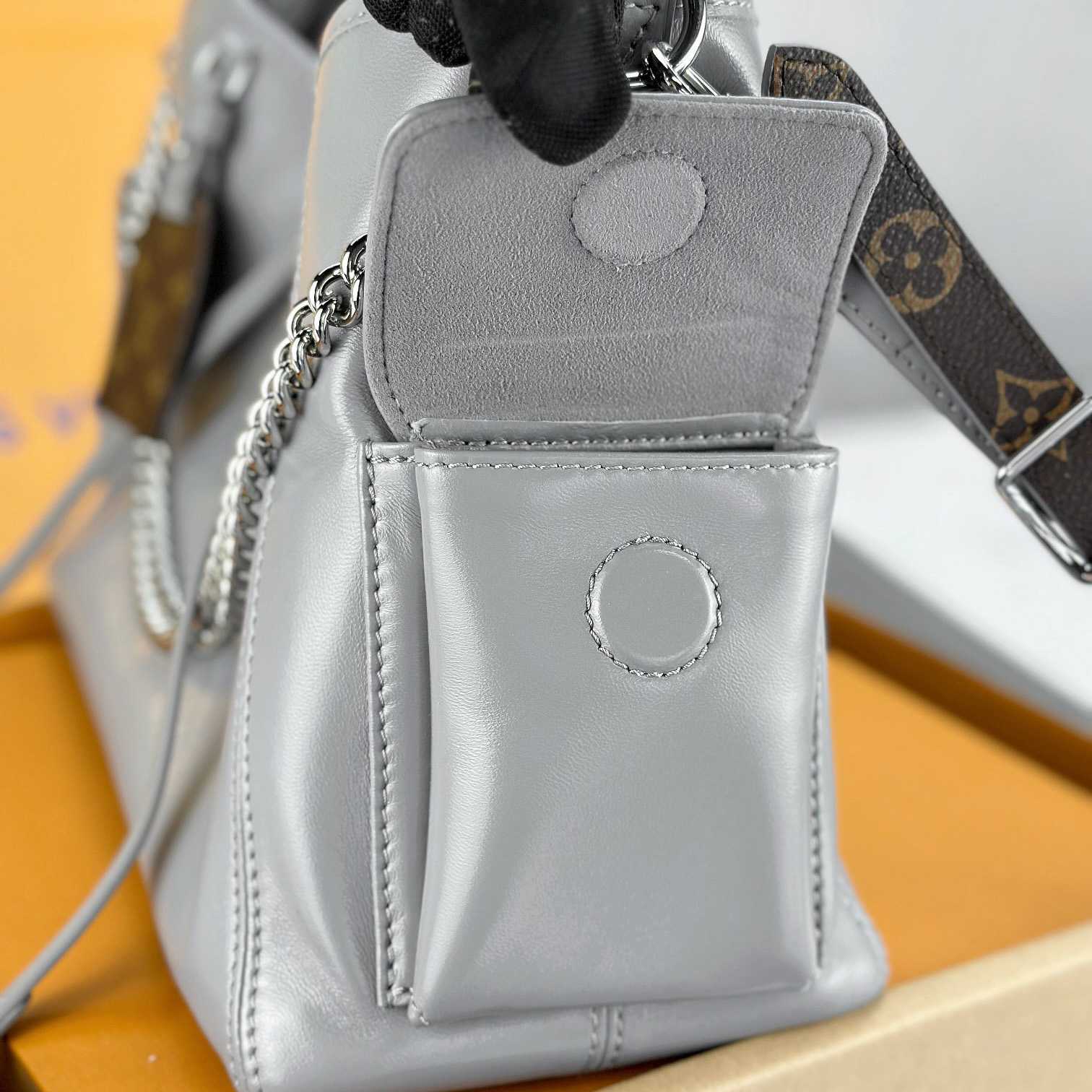 Louis Vuitton CarryAll Cargo PM   M12579 - DopestKickz