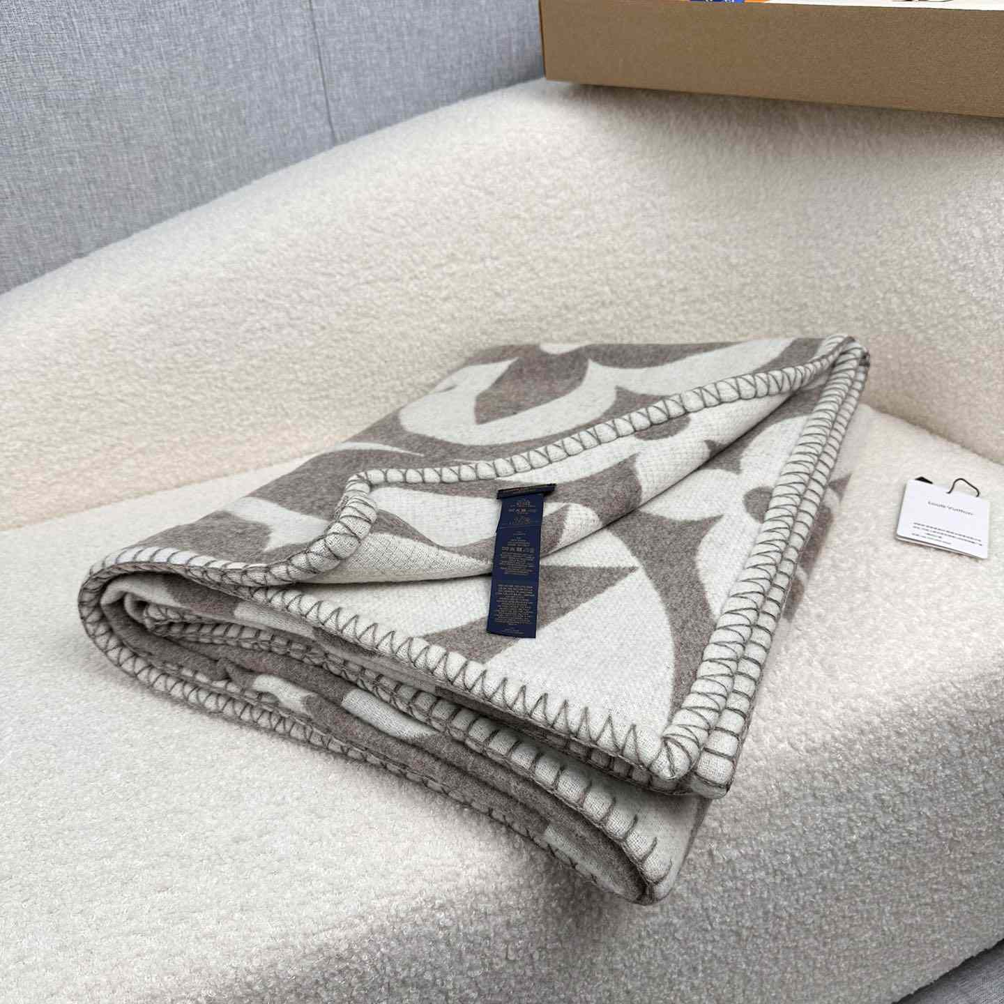Louis Vuitton LV Medallion Blanket  M79275 - DopestKickz